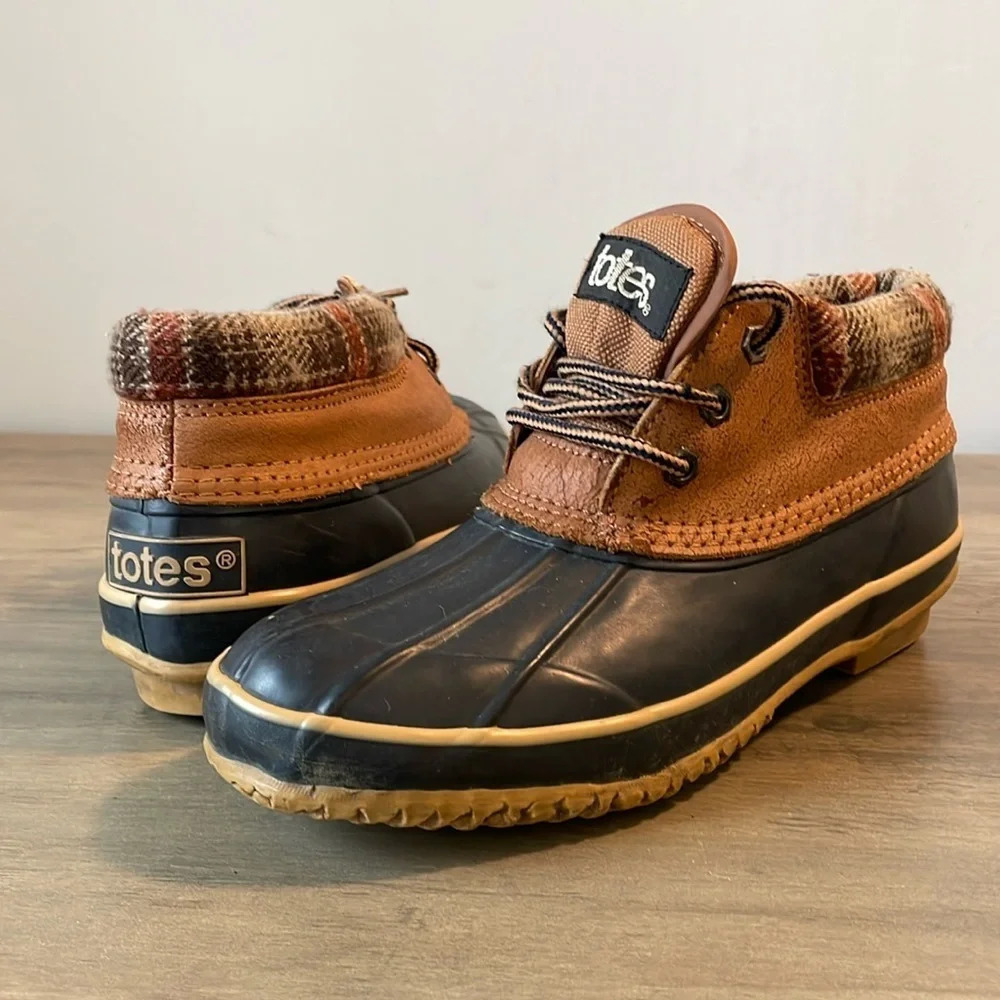 Totes, low top duck shoe, rubber & leather, waterproof, size 6.5 men or 8-8.5 W